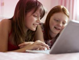 Kuva kaksi nuorta tyttöä istuu tietokoneen ääressä.Kuvasta että on tavallista, että on paljon kysymyksiä ja ob® verkkosivuilta löydät tietoa ensimmäisen kuukautiset, murrosikä ja muuta hyödyllistä tietoa