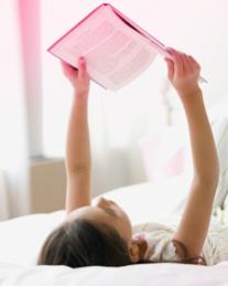 Kuva tytöstä makaamassa selällään, lukemassa lehteä. Kuva kuvastaa, kuinka o.b. vastaa moniin mieltä askarruttaviin kysymyksiin sivuillaan. 